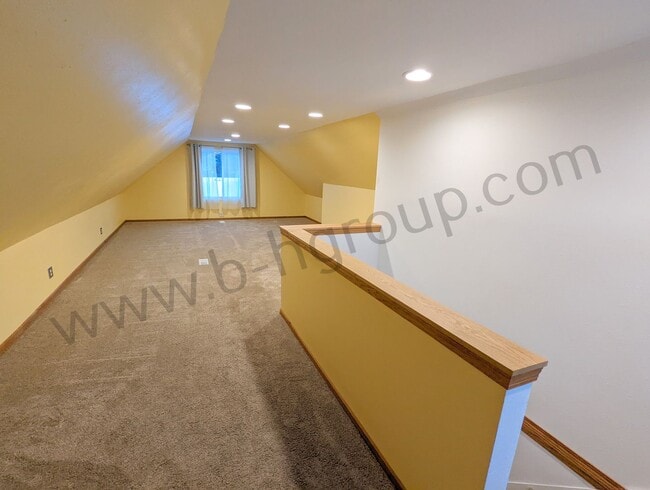 Building Photo - Amazing Location!