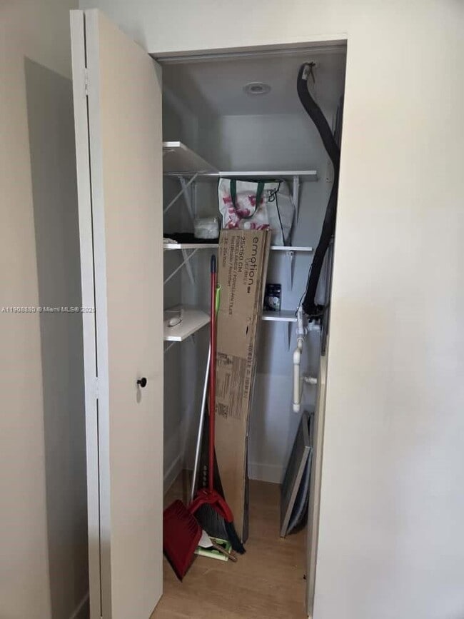 Building Photo - 10824 N Kendall Dr