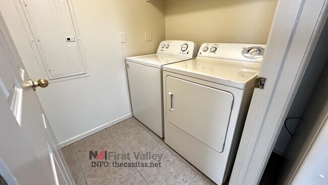 Building Photo - 2 Bedrooms, 2 Baths