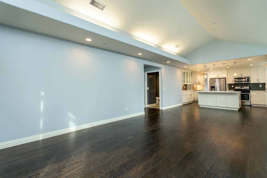 Building Photo - 736 N Wilton Pl