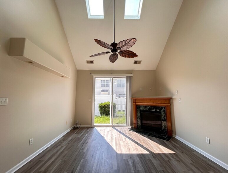 Building Photo - 927 Hunley Dr