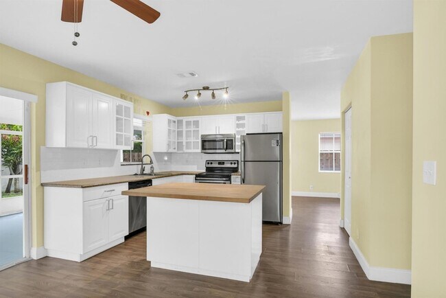 Building Photo - 6279 Island Way