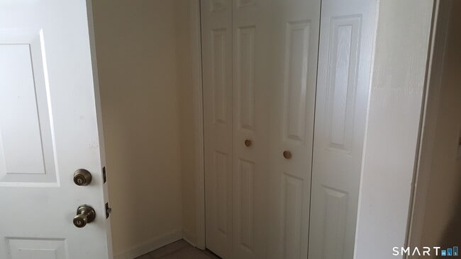 Building Photo - 71 1/2 Park Ave