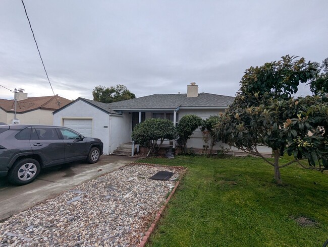 Primary Photo - Spacious 3-Bedroom Home with Office & Fami...