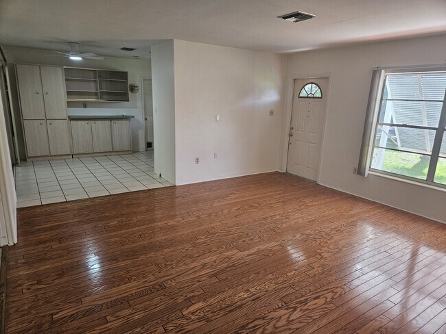 Building Photo - 1560 Robinson Dr N