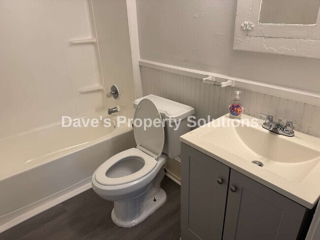 Building Photo - Spacious & Refreshed 1 Bed, 1 Bath Duplex | High Ceilings & Ample Parking!