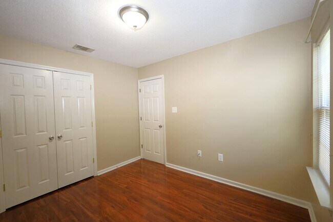 Building Photo - Available Soon! 413 Byson Circle