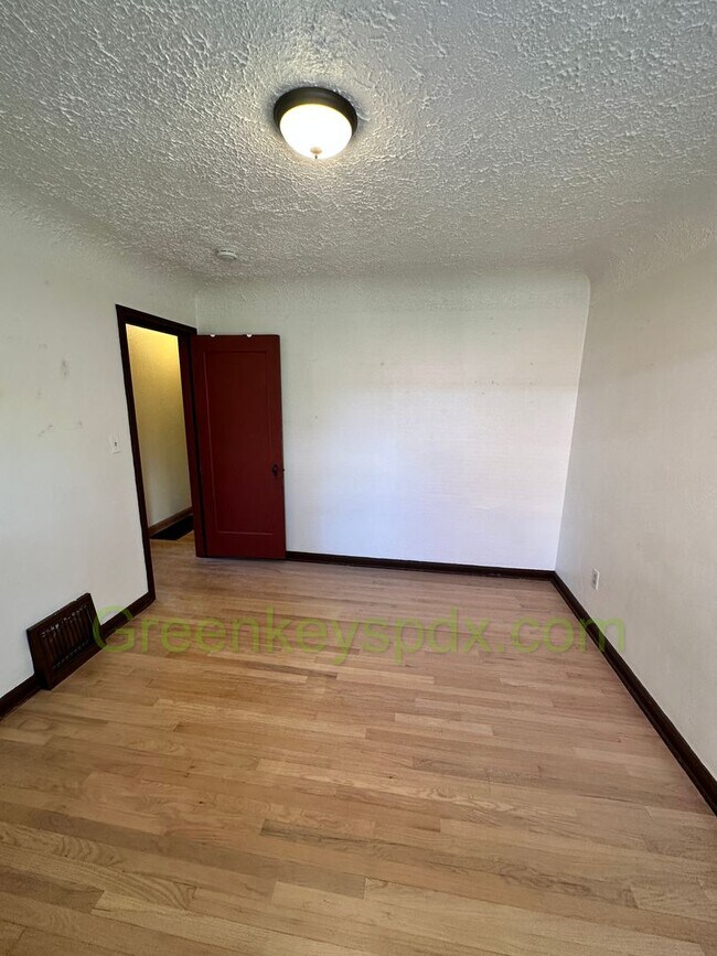 Building Photo - Gorgeous Pet-Friendly 3 Bedroom 1 Bath House
