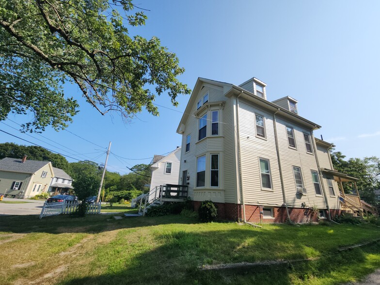 Building Photo - 261 Elm St