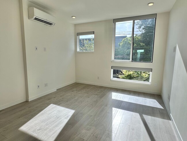 Building Photo - Modern home w/rooftop deck in desired Cher...