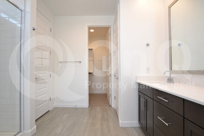 Building Photo - 9213 W Glenrosa Ave