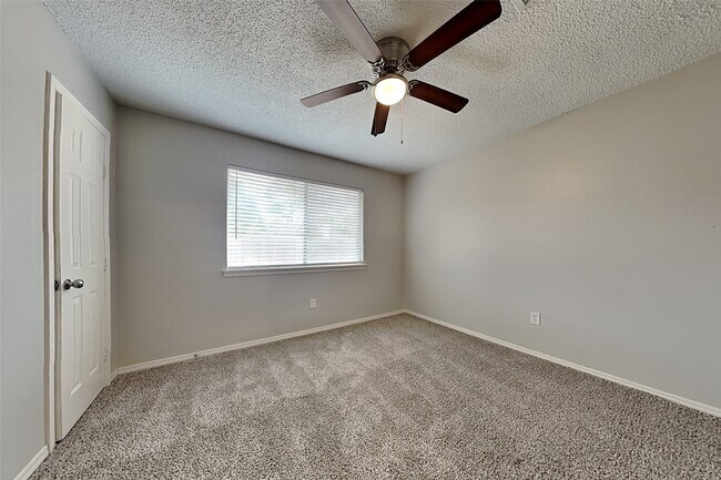 Building Photo - 13906 Rosetta Dr