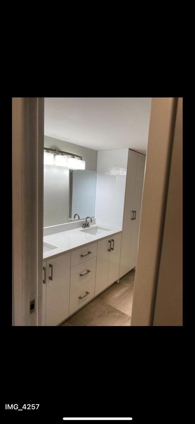 Building Photo - 6557 Racquet Club Dr