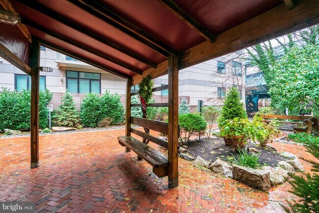 Building Photo - 301 Race St