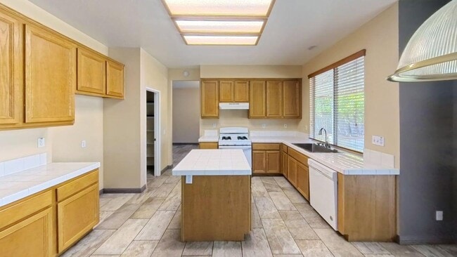 Building Photo - 37978 Spur Dr