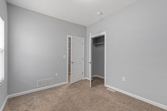 Building Photo - COMING SOOON!!!  2 bed 2 bath