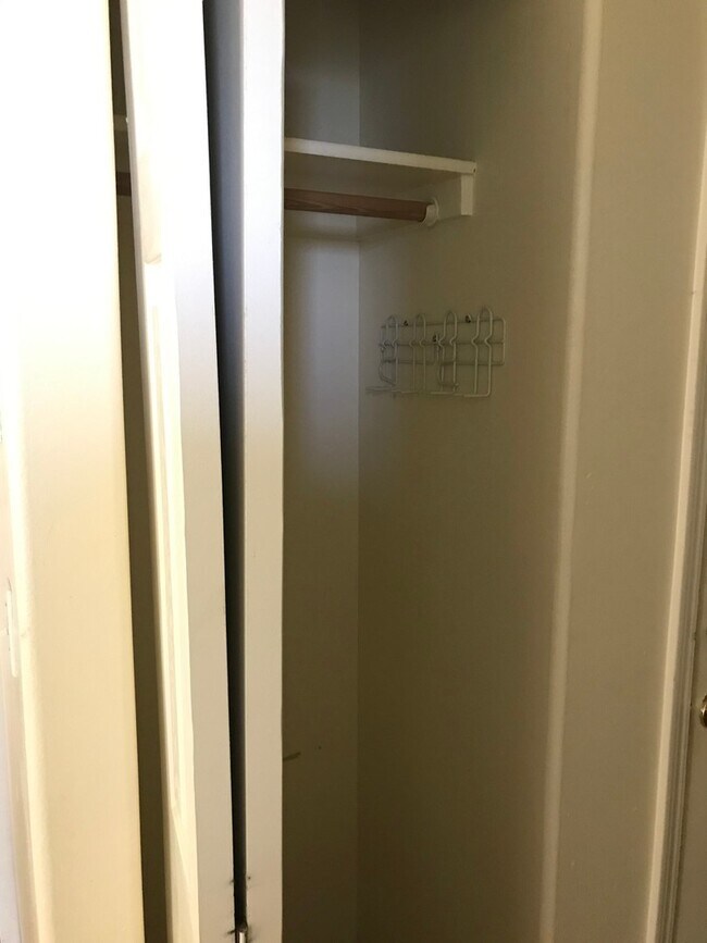 Building Photo - (SAM 15) 3 bedroom and 1.5 Bathroom duplex