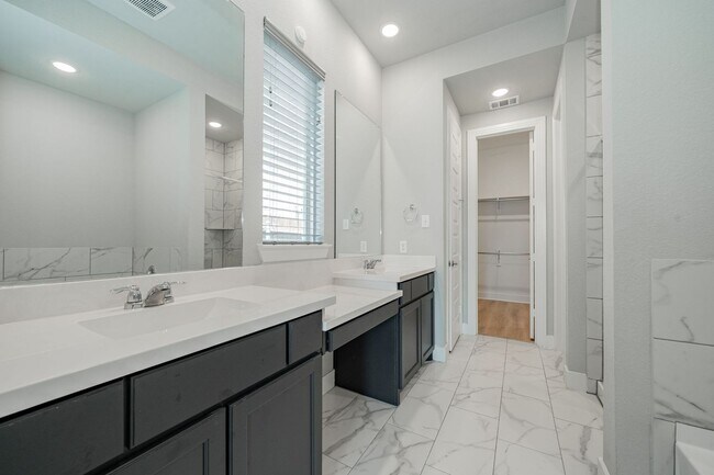 Building Photo - Stunning 4-bedroom, 3-bathroom home locate...