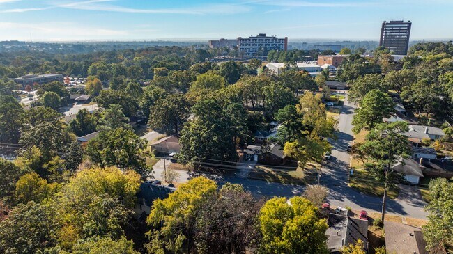 Building Photo - 2 or 3 Bedroom Renovated Mid-Town Charmer