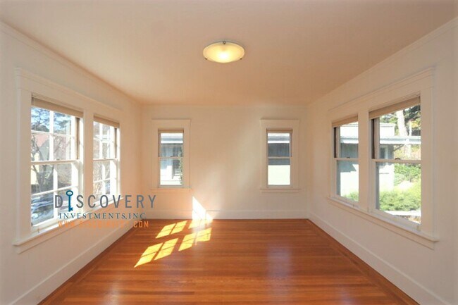 Building Photo - Trestle Glen Three Bedroom Home With Stunning Backyard