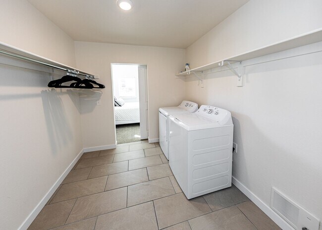 Building Photo - Westside 1 bed, 1 bath Luxury Apartment near Garden of the Gods