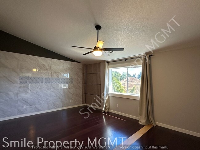 Building Photo - 4524 SE Oakhurst St