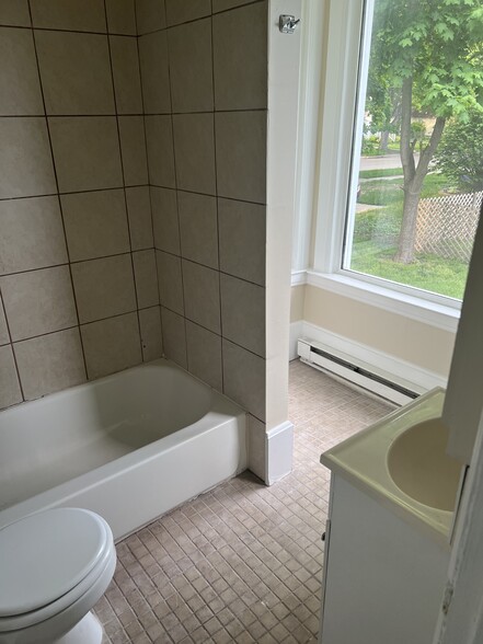 Large bathroom bay window and vanity space - 53 Huron Ave