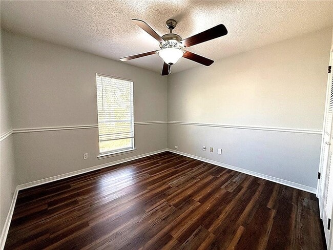 Building Photo - 955 Louise Ave