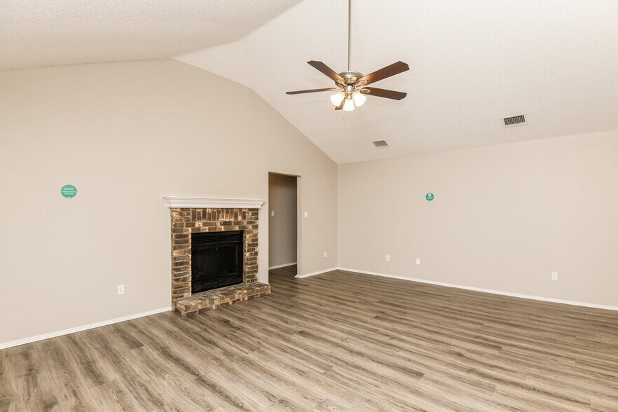 Building Photo - 1121 Cardinal Oaks Dr