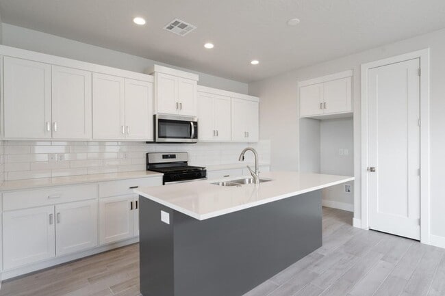 Building Photo - Beautiful New 3 Bedroom Home in Brio