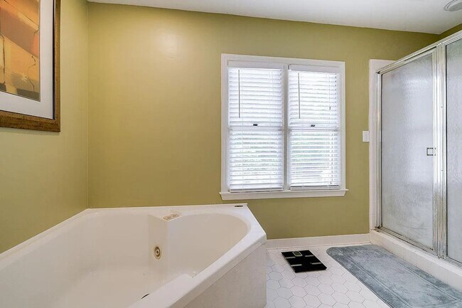 Building Photo - Stunning 4 Bed, 3 Bath Home with Pool in E...