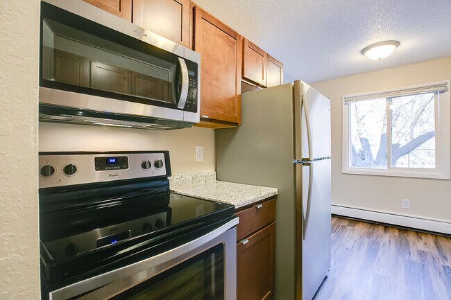 Building Photo - 1337 Arkwright St N