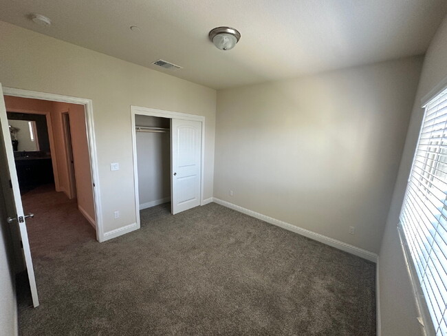 Building Photo - 2494 Valdes Dr