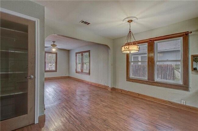 Building Photo - 607 E 15th St