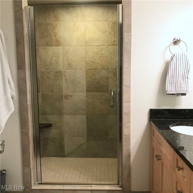 Building Photo - 701 W Lakeside Ave