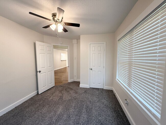 Building Photo - Adorable 3/1/1 Home on Giant Lot in Lake J...