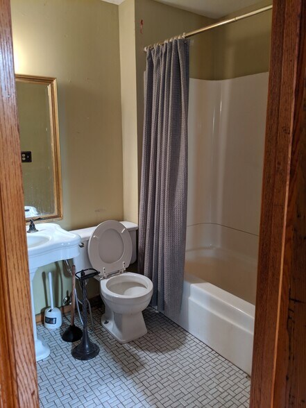 Upstairs bathroom - 256 Bryant St