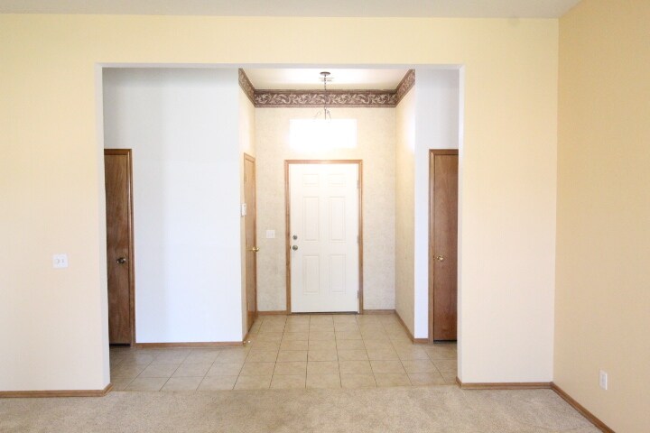 Building Photo - 620 Eastview Dr
