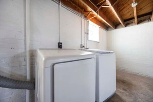 Building Photo - 1516 E 115th St