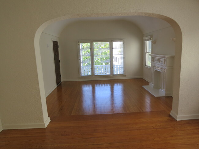Building Photo - 450 N Orange Grove Ave