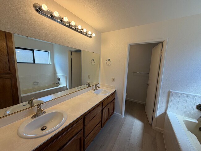 Building Photo - 872 Shellwood Way