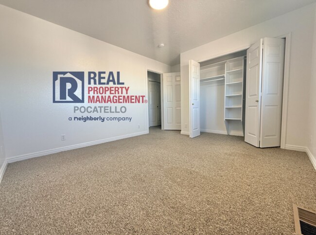 Building Photo - 3 Bedroom 1.5 Bath Apartment - 1 car garage