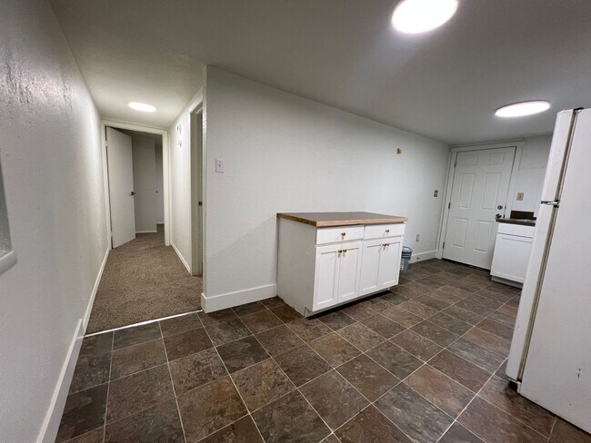 Building Photo - Cute newly remodeled 2 bed 1 bath home on ...