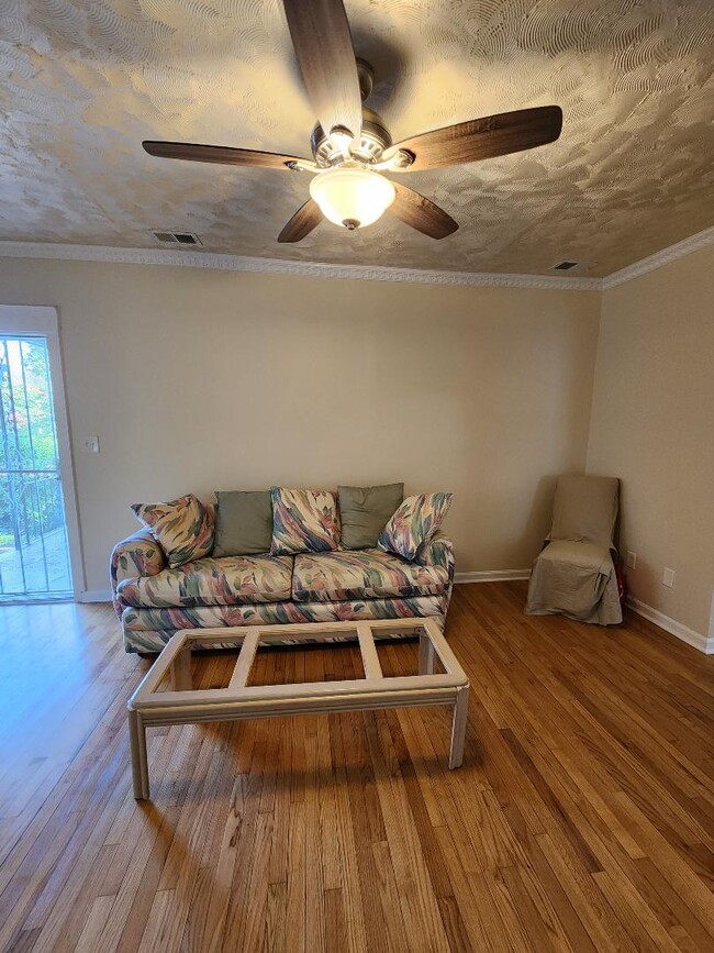 Building Photo - 2701 Woodsdale Ave