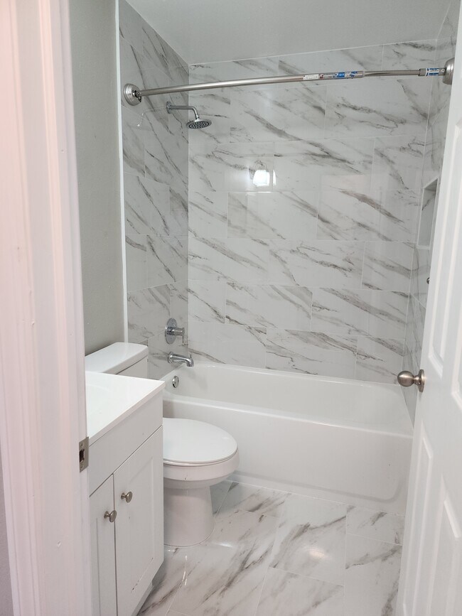 Building Photo - 369 Diamond St