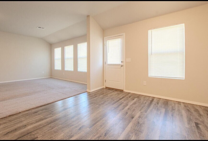 Building Photo - 755 Foxtail Dr