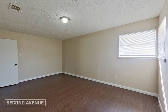 Building Photo - LIMITED TIME: $725 off second month’s rent...