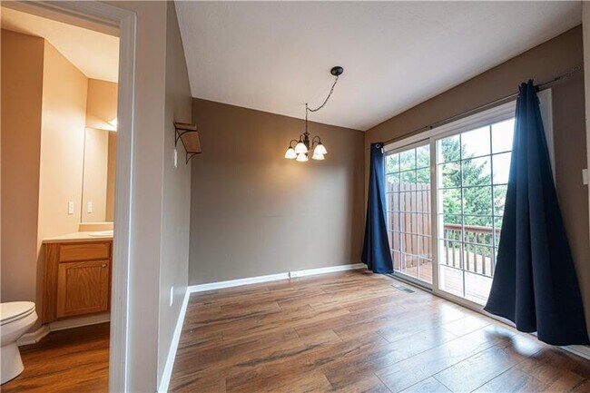 Building Photo - 222 Castle Creek Dr