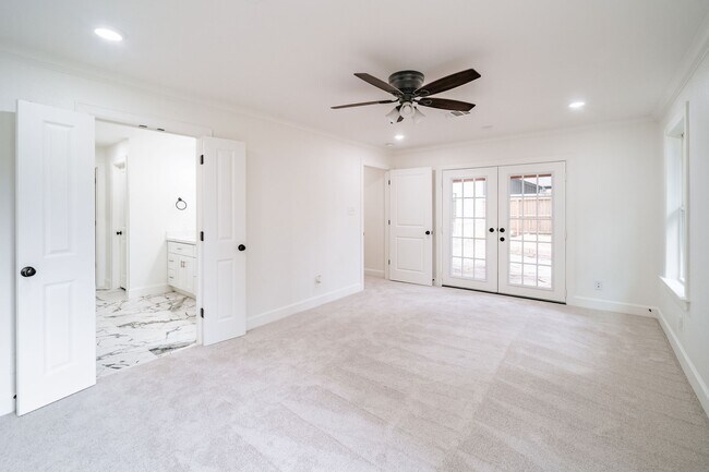 Building Photo - 10038 Westview Dr