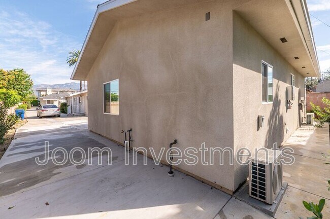 Building Photo - 9546 E Live Oak Ave